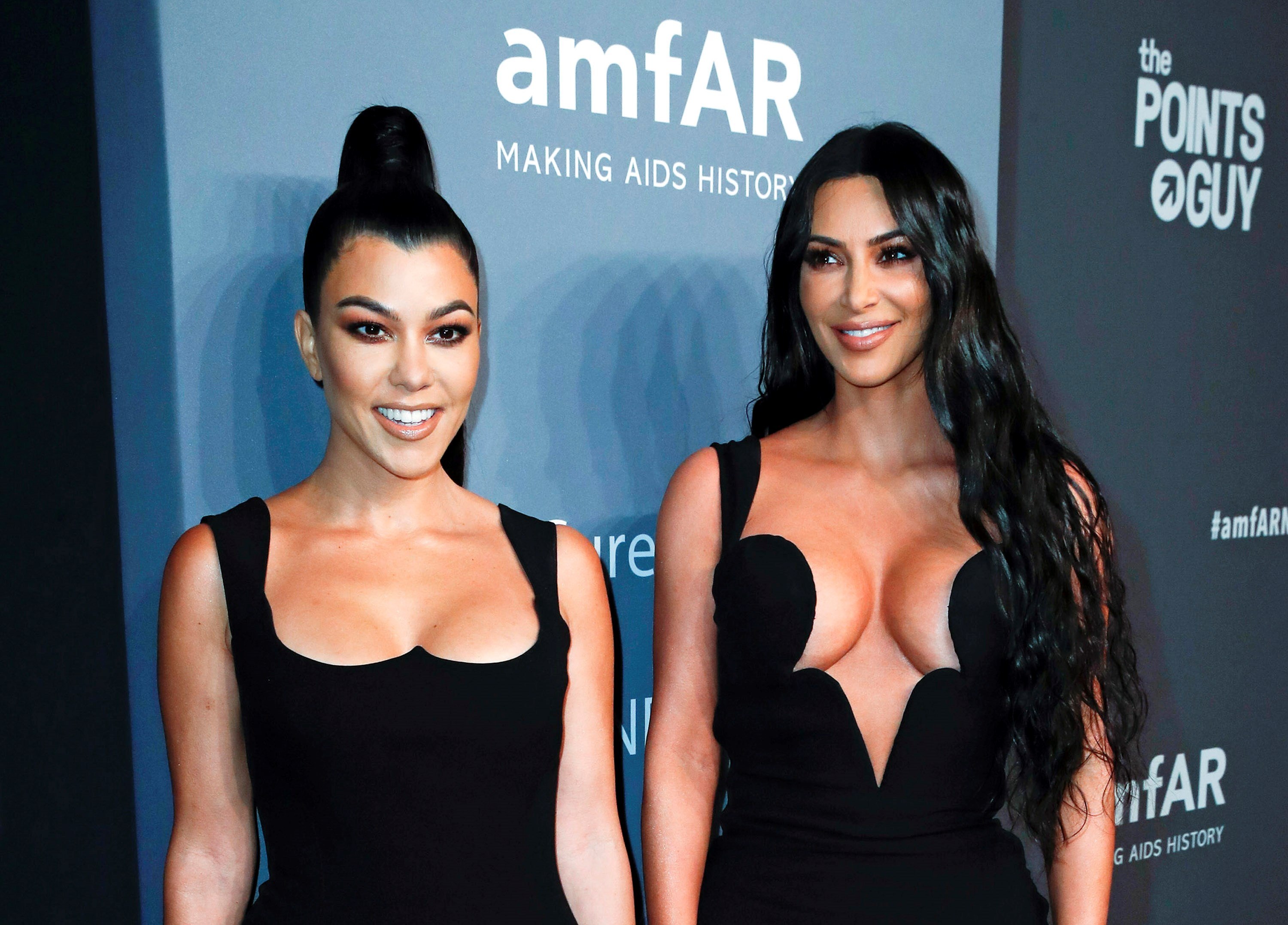 Las hermanas Kourtney y Kim Kardashian estarán entre las presentadoras. En esta foto, aparecen en la alfombra roja de la gala AmFar, en Nueva York, Estados Unidos. (Foto Prensa Libre: EFE)