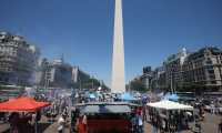 BS01. BUENOS AIRES (ARGENTINA9, 07/02/2019.- Decenas de vendedores de 'choripanes' (bocadillos de chorizo -popularmente conocidos como 'chori-) participan en una jornada denominada "parrilazo", en la que se regalaron cerca de 1.000 choris, este jueves, en Buenos Aires (Argentina). El Obelisco de Buenos Aires se llenó este jueves de humo cuando casi un centenar de asadores de 'choripanes' regalaron 1.000 de estos productos para pedir que no se prohíba su venta ante los estadios de fútbol, medida que busca evitar la financiación de grupos de ultras. El Gobierno de la capital argentina decidió, el 16 de enero, revocar los permisos otorgados y prohibir que se instalen puestos improvisados de venta de alimentos en las inmediaciones de los estadios durante los partidos. Cientos de argentinos expresaron su malestar por esta decisión, principalmente a través de las redes sociales, porque comer un 'chori' (como popularmente se conoce a este producto) o una hamburguesa camino al estadio es una tradición local. EFE/Aitor Pereira