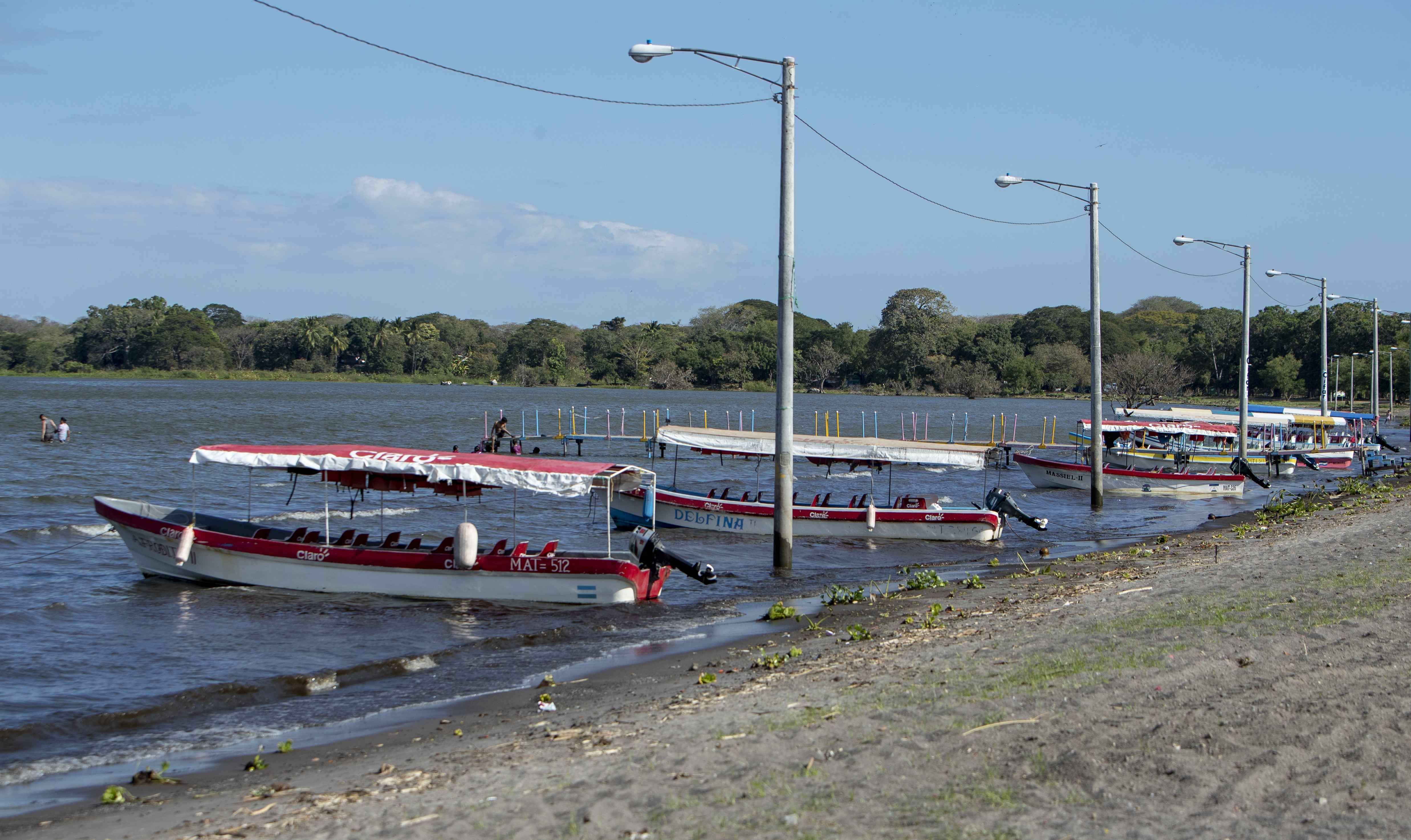 Vista de varios botes en las costas del lago Cocibolca en Granada (Nicaragua). La crisis sociopolítica ha golpeado "severamente" el talento humano en las empresas turísticas del país. (Foto Prensa Libre: EFE)