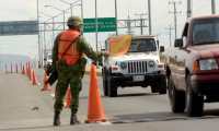 Efectivos del Ejercito Mexicano y Policías Federales, realizan un operativo. (Foto Prensa Libre EFE/Juan Carlos Cruz)