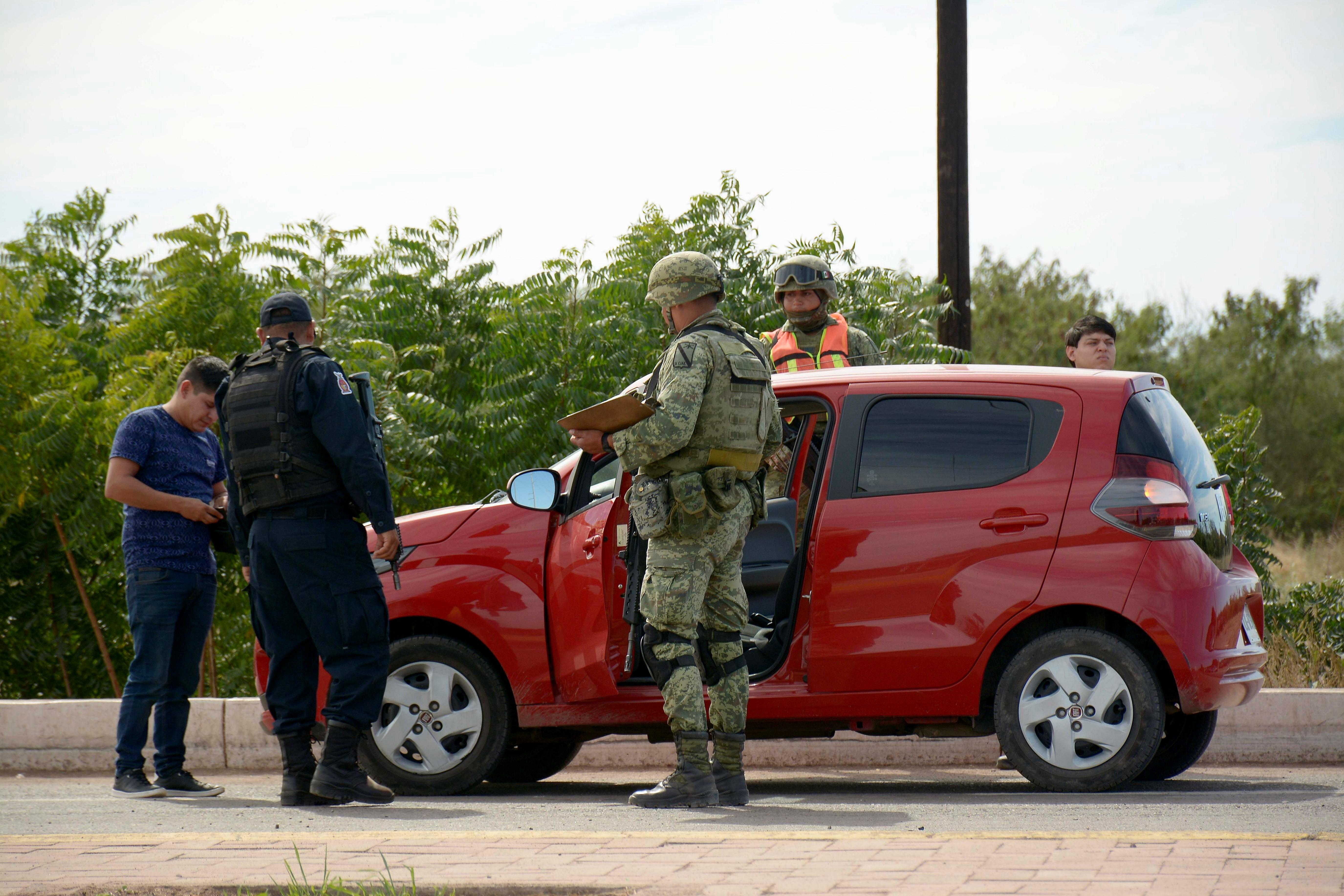 El ejercito mexicano y policías federales, realizan varios operativos para recuperar varias ciudades marcadas por la violencia. ( Foto Prensa Libre: EFE/Juan Carlos Cruz)
