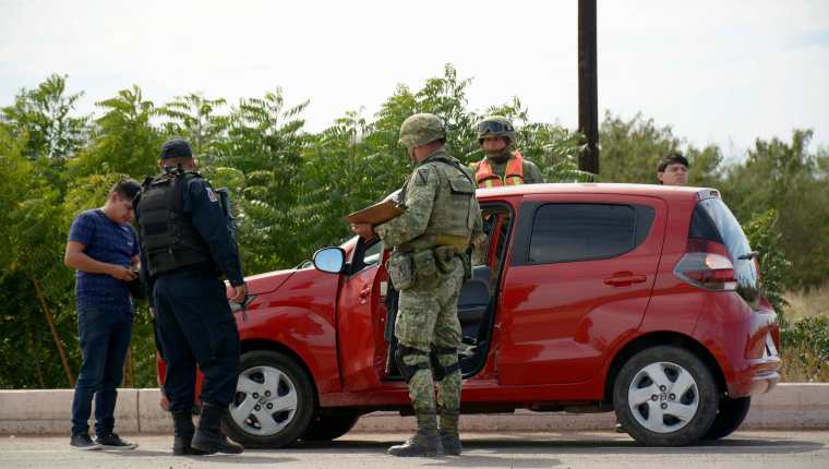 El ejercito mexicano y policías federales, realizan varios operativos para recuperar varias ciudades marcadas por la violencia. ( Foto Prensa Libre: EFE/Juan Carlos Cruz)