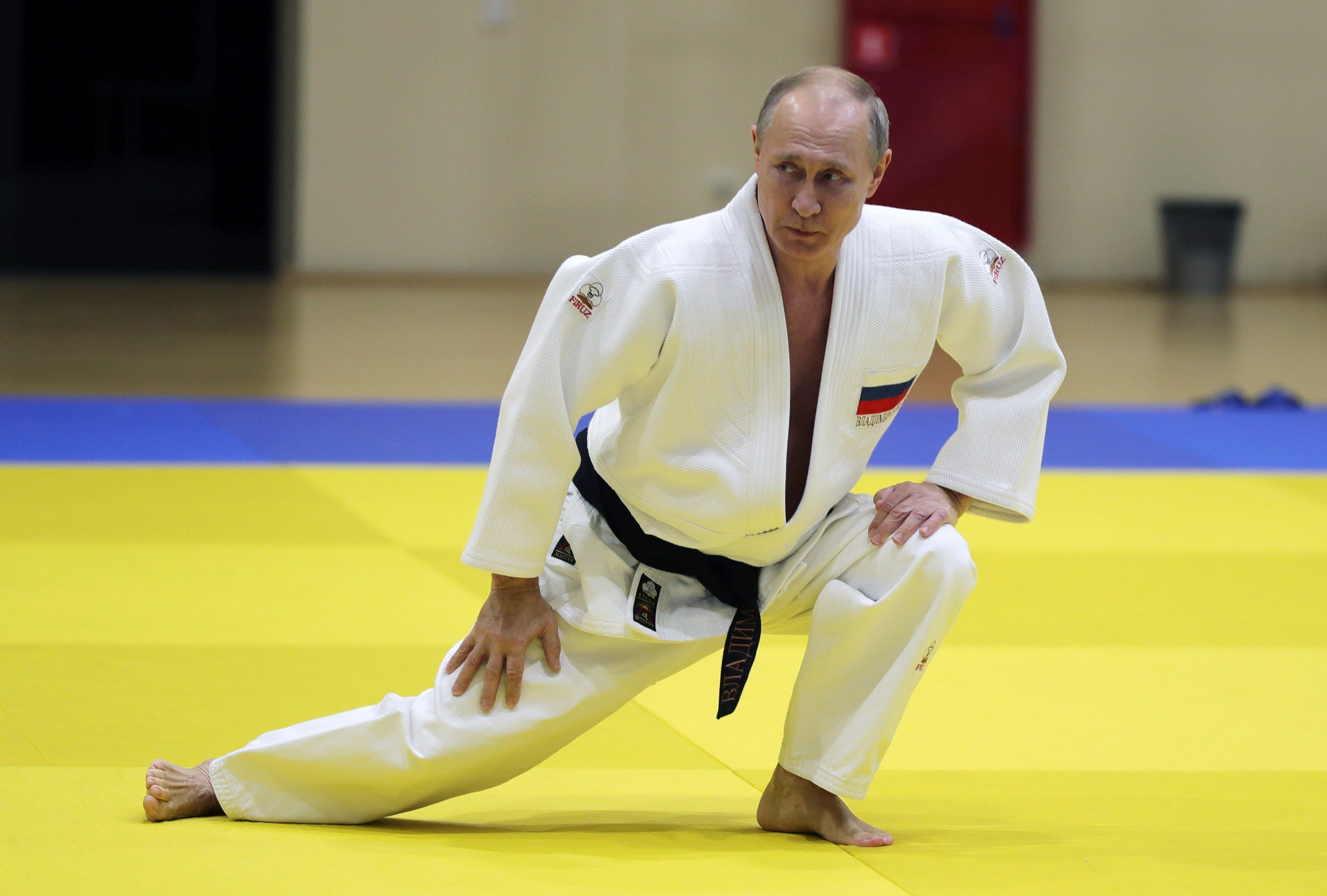 En esta foto de archivo aparece el presidente ruso, Vladimir Putin, en una sesión de entrenamiento sobre tatami con el equipo nacional de judo de Rusia en el centro de entrenamiento y deporte Yug-Sport, en el centro turístico del mar Negro de Sochi (Rusia). Foto Prensa Libre: EFE.