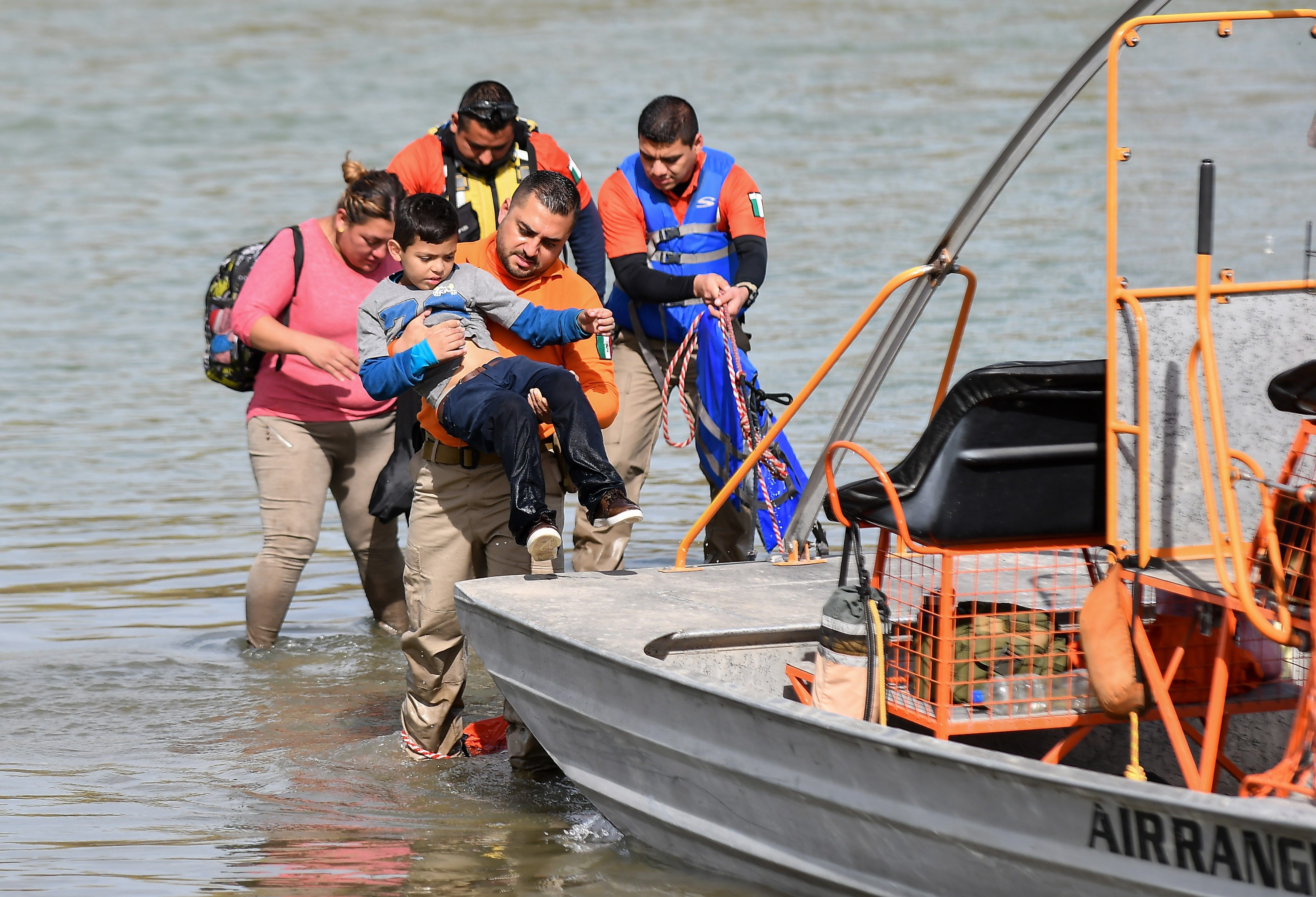 Migrantes que viajaron en caravana desde Honduras cruzan la frontera entre México y EE. UU. (Foto Prensa Libre: Hemeroteca)