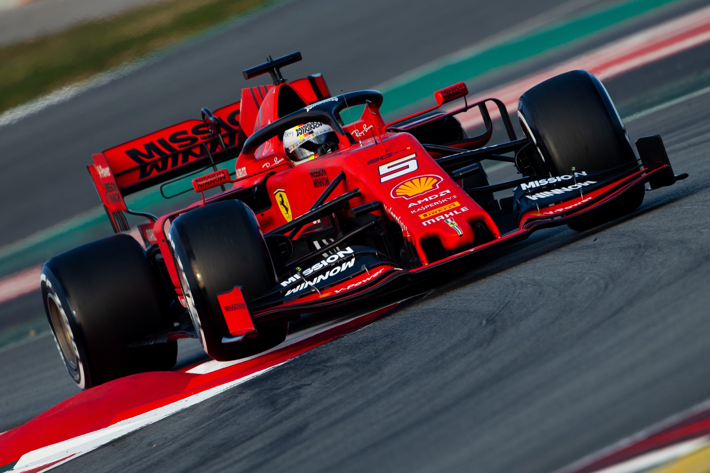 El piloto alemán de Ferrari, Sebastian Vettel, durante la primera jornada de los entrenamientos oficiales de pretemporada de Fórmula Uno que se celebran en el Circuito de Barcelona, (Foto Prensa Libre: EFE).