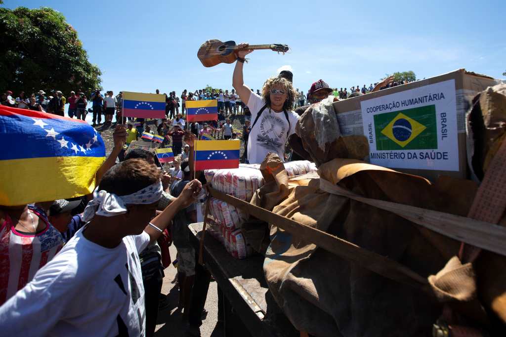 La primera camioneta con ayuda de Brasil llega a la frontera con Venezuela