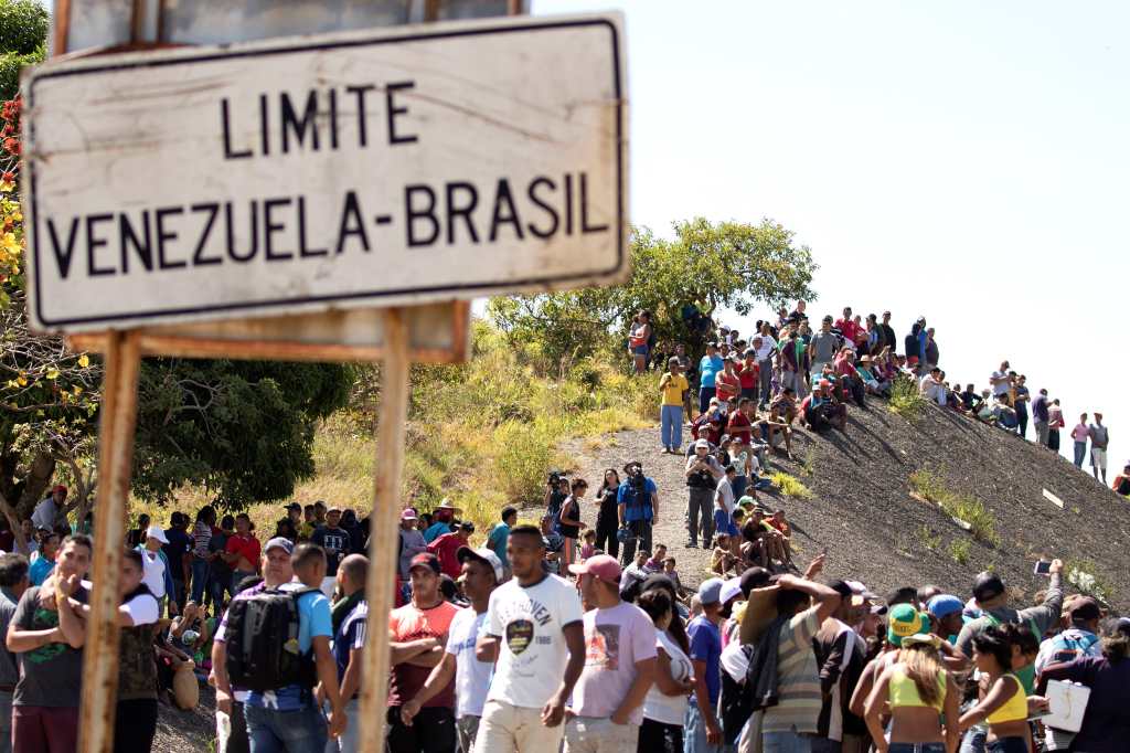 Vista de ciudadanos venezolanos en la localidad Pacaraima, en el límite fronterizo entre Brasil y Venezuela