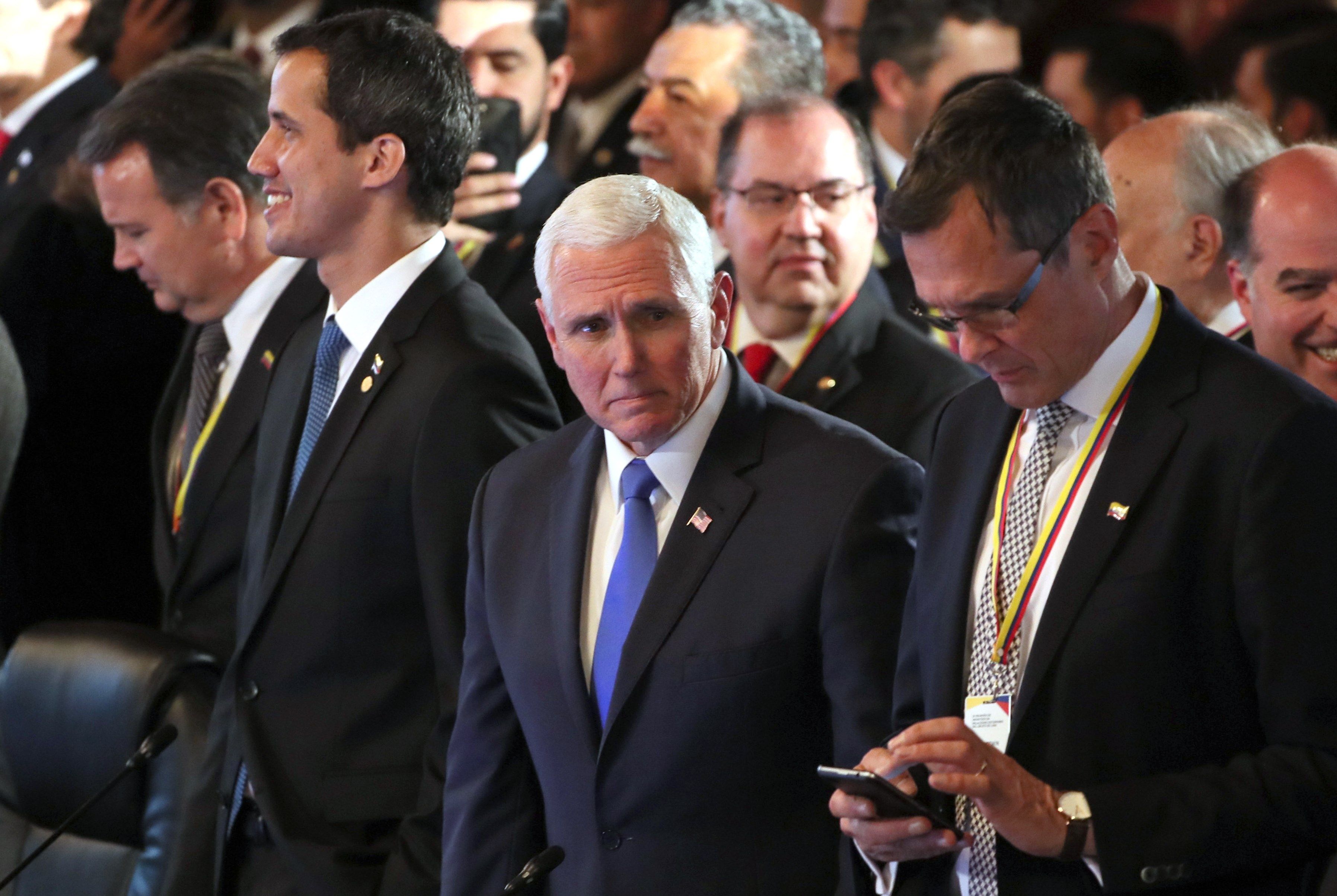El mandatario interino de Venezuela, Juan Guaidó (i); el vicepresidente de Estados Unidos, Mike Pence (c), y el embajador de Alemania en Colombia, Peter Ptassek (d), participan en el inicio de una reunión como parte de la cumbre del Grupo de Lima. (Foto Prensa Libre: EFE)