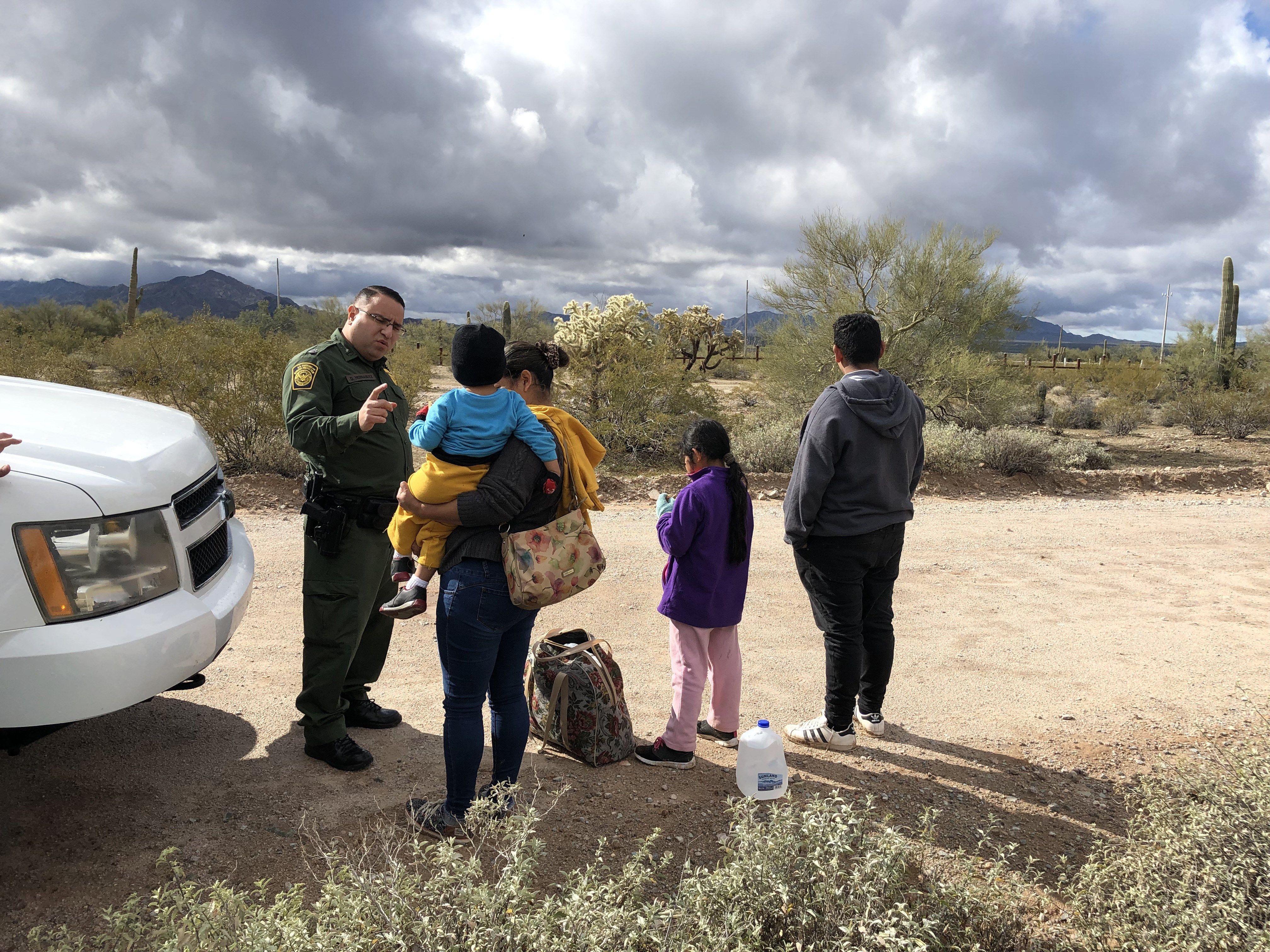 La migración ilegal hacia EE. UU. preocupa a los congresistas estadounidenses. En la fotografía una de las miles de familias que han llegado a la frontera sur de ese país. (Foto Prensa Libre: EFE)
