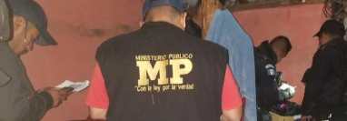 Agentes coordinados por la Fiscalía de Alta Verapaz desarrollaron los 25 cateos. (Foto Prensa Libre: MP)