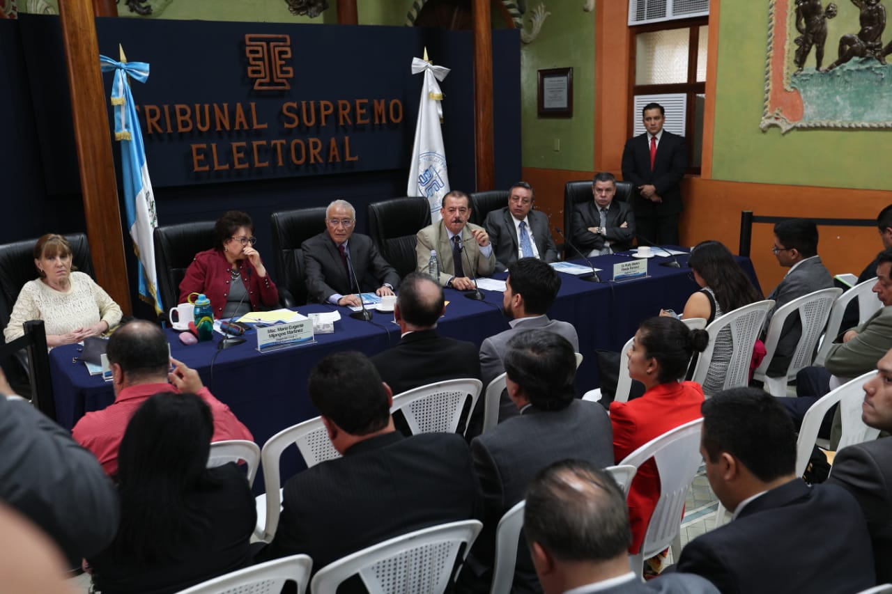 Los magistrados del TSE, durante la reunión semanal que sostienen con los fiscales de los partidos políticos. (Foto Prensa Libre: Carlos Hernández Ovalle)
