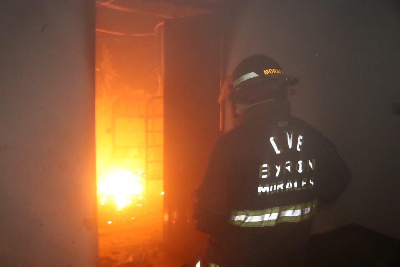 Bomberos Voluntarios controlaron el incendio dentro del albergue Hogar Seguro Diamante 4. (Foto Prensa Libre: Bomberos Voluntarios)