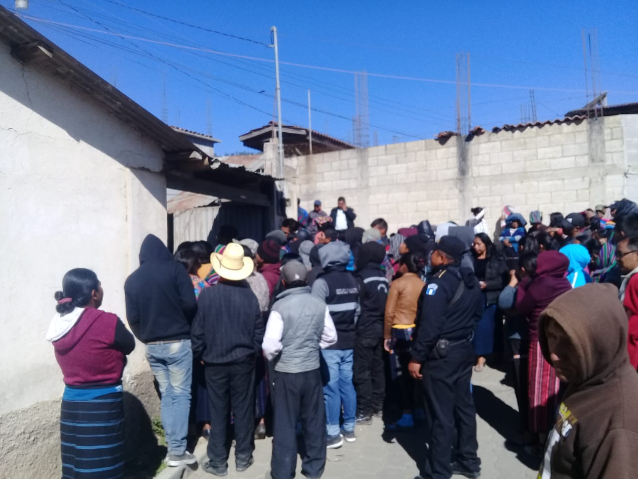 Pobladores rodean las viviendas que allana la PNC y MP en Nahualá. (Foto Prensa Libre: Héctor Cordero)