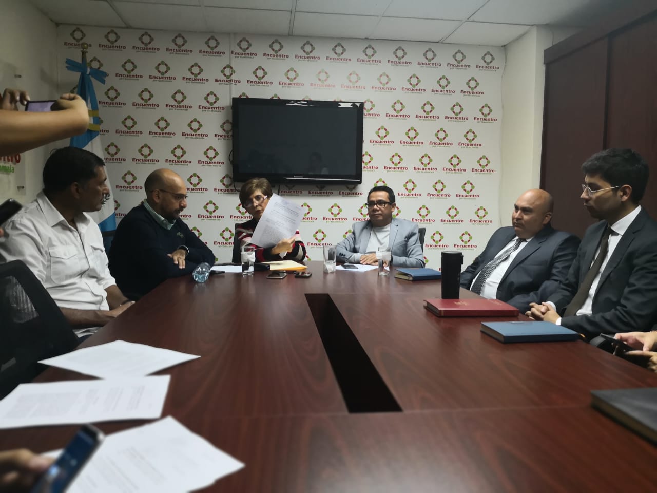 Miembros del partido político EG dan detalles de la denuncia que colocaron este viernes ante el MP. (Foto Prensa Libre: Carlos Álvarez)