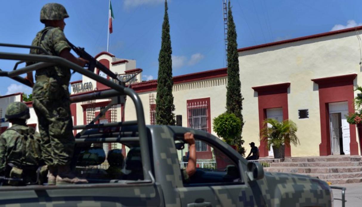 AMLO visitó Badiraguato, Sinaloa, donde nació el Chapo, y donde le entregaron una carta de la madre del narco. (Foto Prensa Libre: AFP)