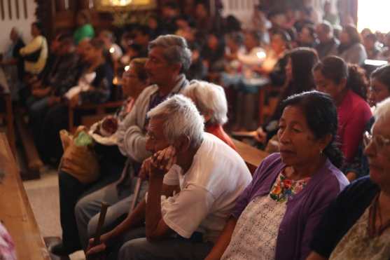 Durante la ceremonia el padre Carlos Castellanos invitó a las personas a participar en otras actividades de la iglesia