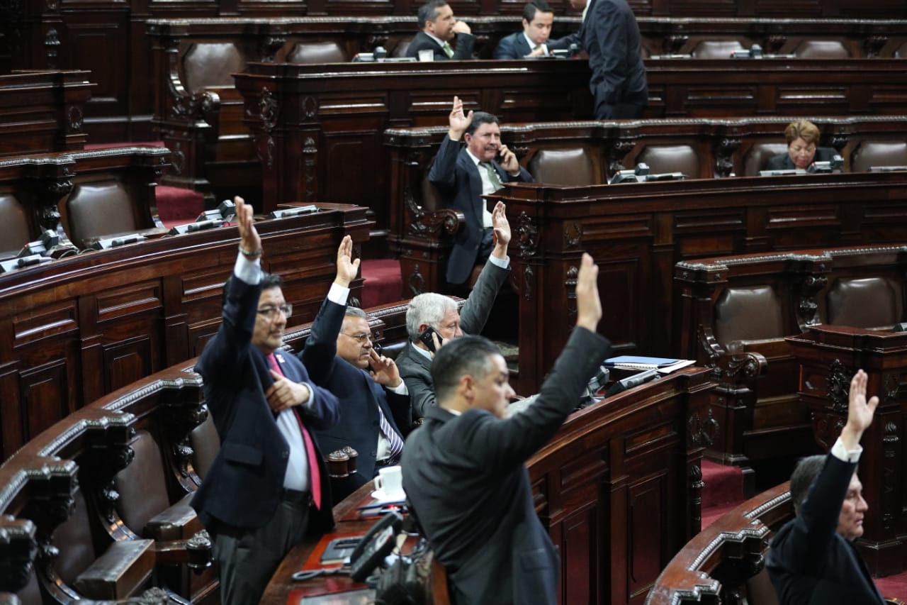 Durante tres sesiones los diputados han tenido que votar con el método tradicional que es alzando sus manos al momento de una votación. (Foto Prensa Libre: Erick Ávila)