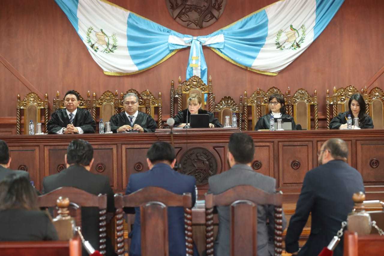 Cuatro magistrados titulares y una suplente escucharon los argumentos de los amparistas. (Foto Prensa Libre: Esbin García)