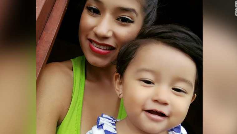 Yazmin Juárez, de 20 años, y su hija Mariee, de 18 meses. (Foto: Hemeroteca PL)