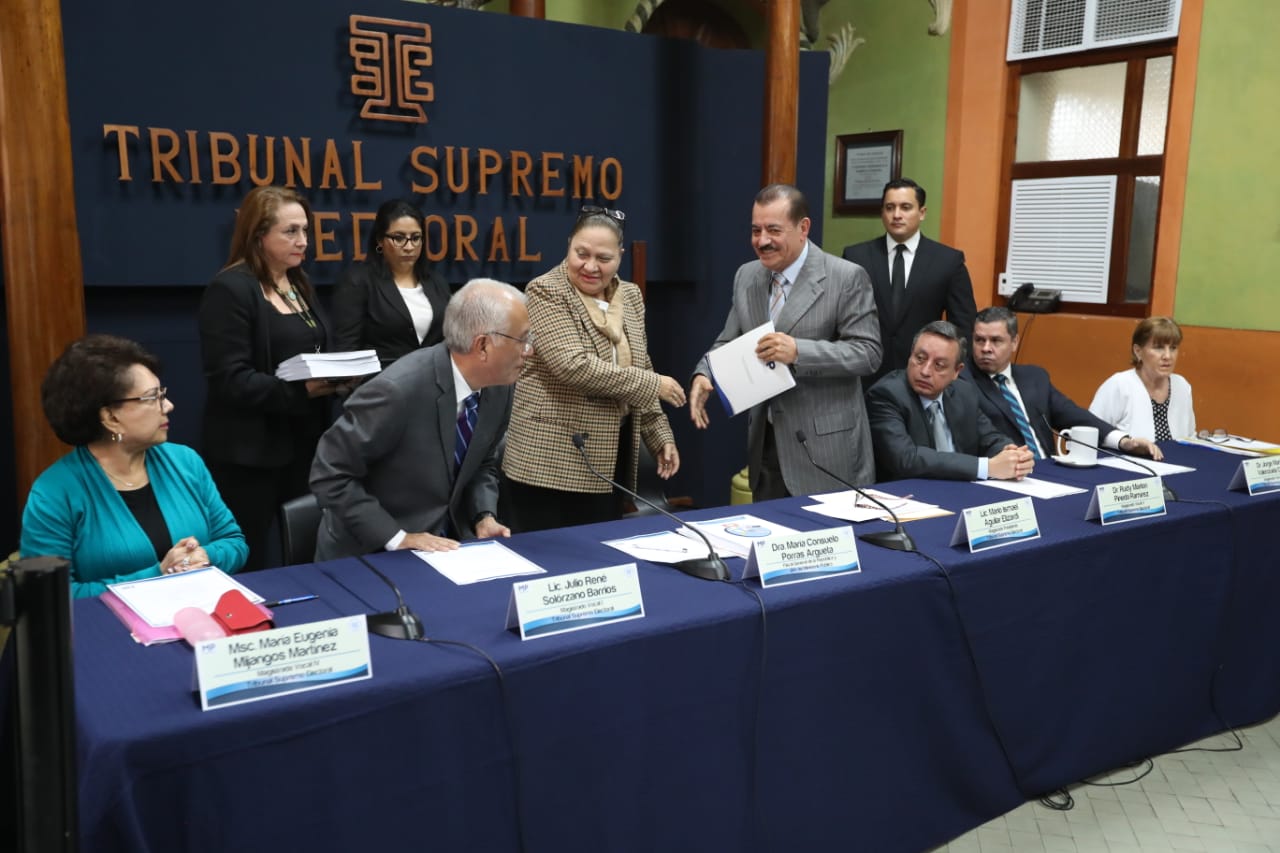 María Consuelo Porras, fiscal General, al centro, entrega el plan sobre el proceso electoral del MP a magistrados del TSE.  (Foto Prensa Libre: Esbin García)