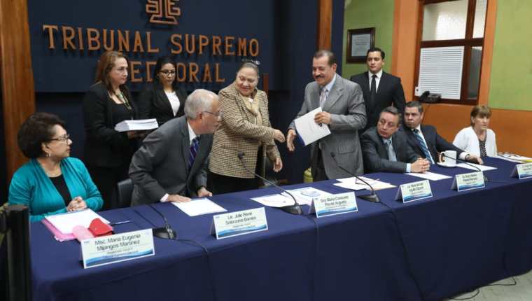 María Consuelo Porras, fiscal General, al centro, entrega el plan sobre el proceso electoral del MP a magistrados del TSE.  (Foto Prensa Libre: Esbin García)