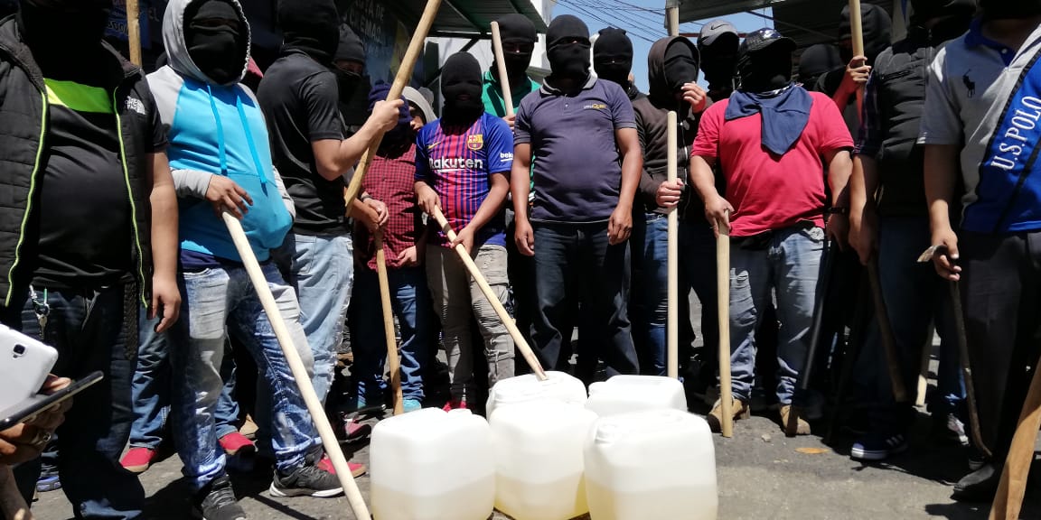 Los manifestantes portaban palos y bidones de gasolina. (Foto Prensa Libre: Óscar Rivas)