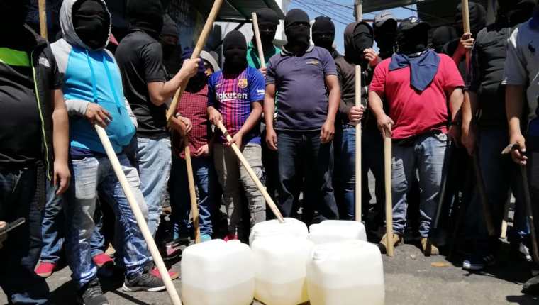 Los manifestantes portaban palos y bidones de gasolina. (Foto Prensa Libre: Óscar Rivas)