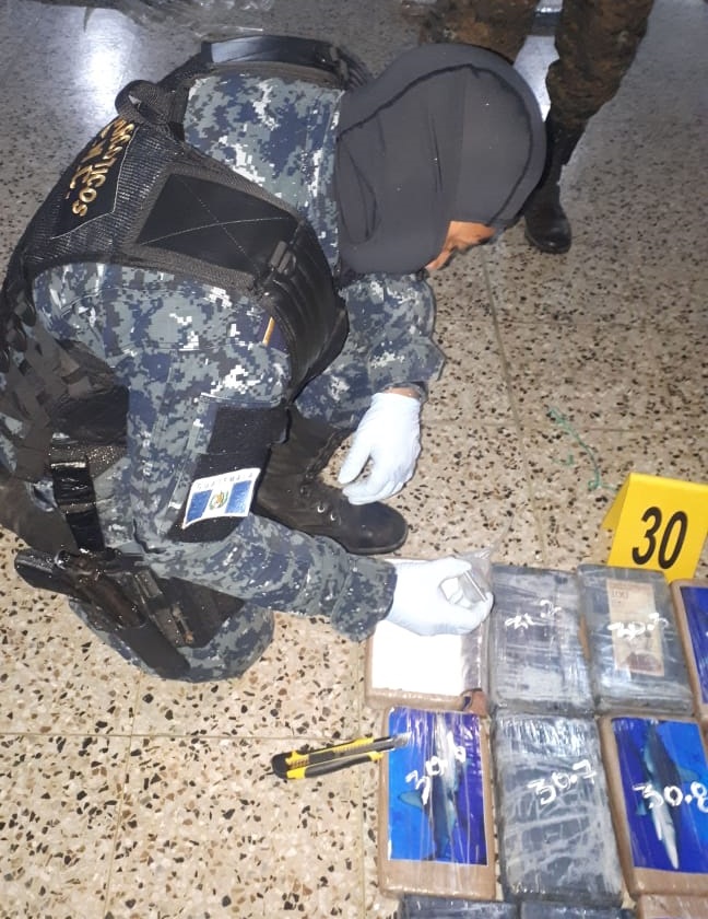 En la Base Naval del Pacífico, personal antinarcóticos cuenta los paquetes hallados en la Porturaria Quetzal. (Foto Prensa Libre: Cortesía)