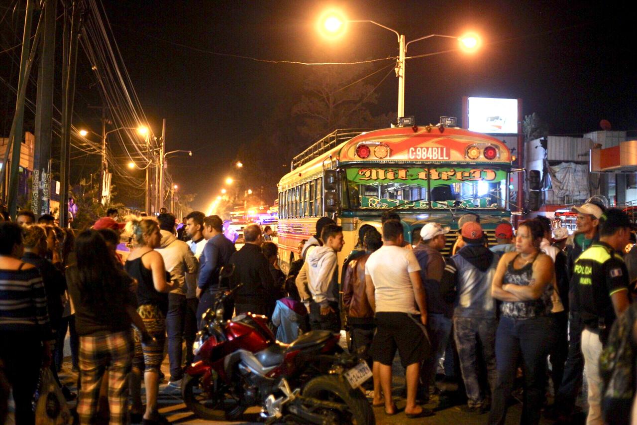 El bus se detuvo en el km 39 de la antigua carretera a Escuintla. (Foto Prensa Libre: Hillary Paredes)