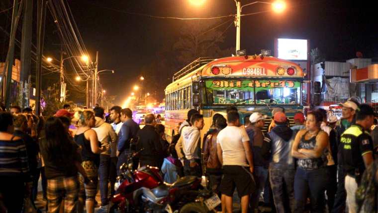 El bus se detuvo en el km 39 de la antigua carretera a Escuintla. (Foto Prensa Libre: Hillary Paredes)