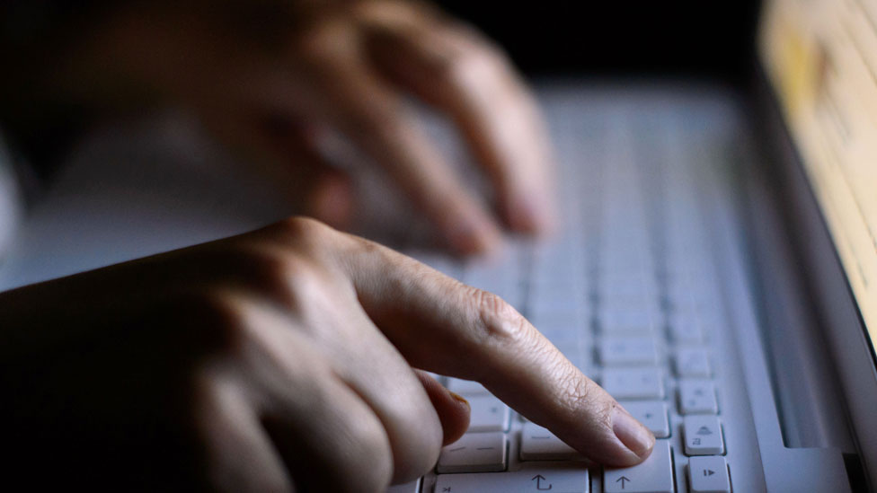 El material ilegal se transmite a través de enlaces públicos en ciertas aplicaciones de mensajería. (Foto Prensa Libre: PA)