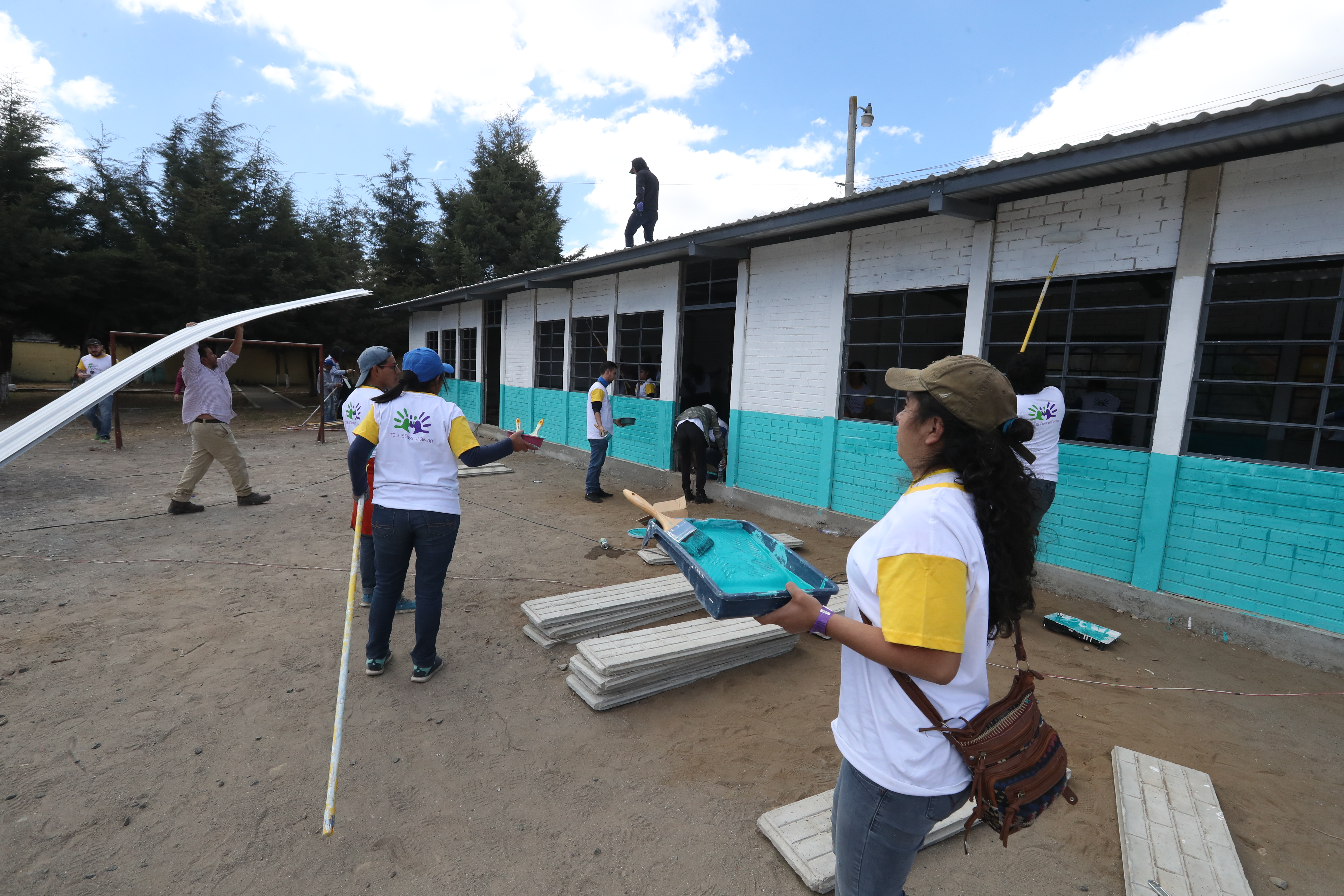 Los voluntarios de Telus edificaron en un día tres aulas en la escuela Manuel C. Figueroa, la construcción beneficiará a 180 estudiantes. (Foto Prensa Libre: Mynor Toc)