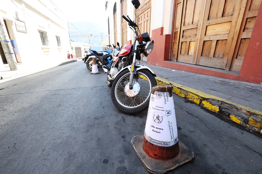 La Municipalidad de Quetzaltenango busca liberar las calles de obstáculos y de personas que cuidan los parqueos en vía pública. (Foto Prensa Libre: Mynor Toc)