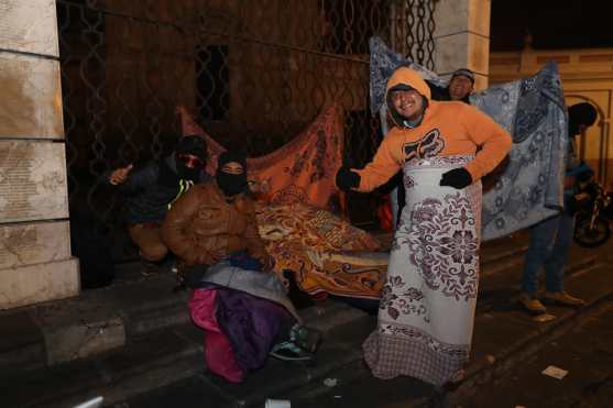 Varias personas durmieron en las calles cercanas a la Plaza de la Constitución para participar en la Caravana del Zorro. 