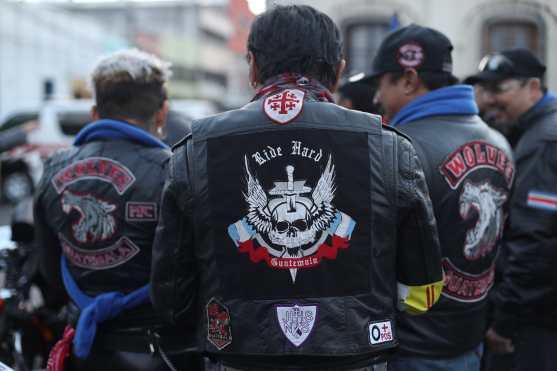 Algunos de los participantes portan distintivos de algunos clubes de motociclistas. 