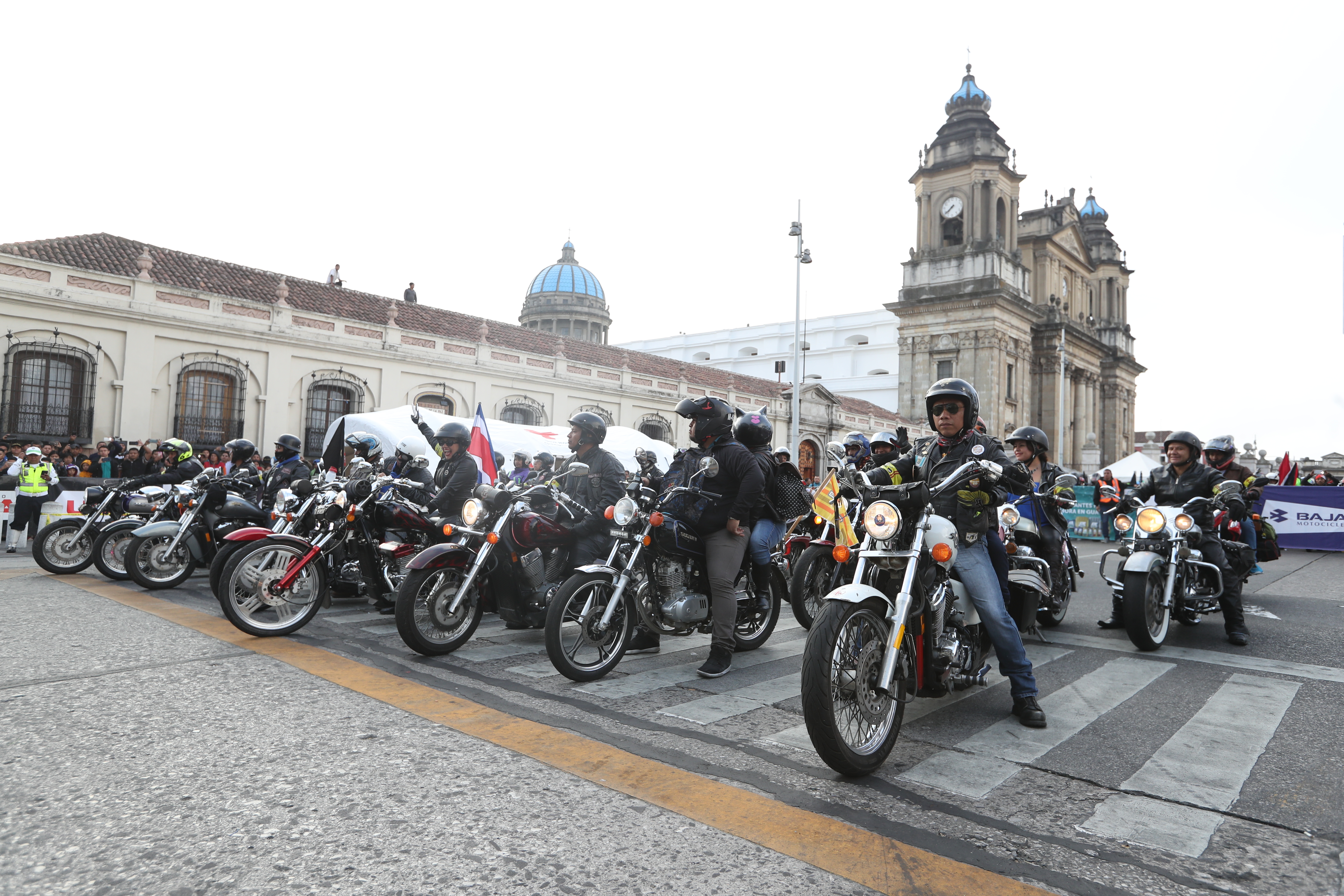Caravana del Zorro se encamina rumbo a Esquipulas para visitar al Cristo Negro. 