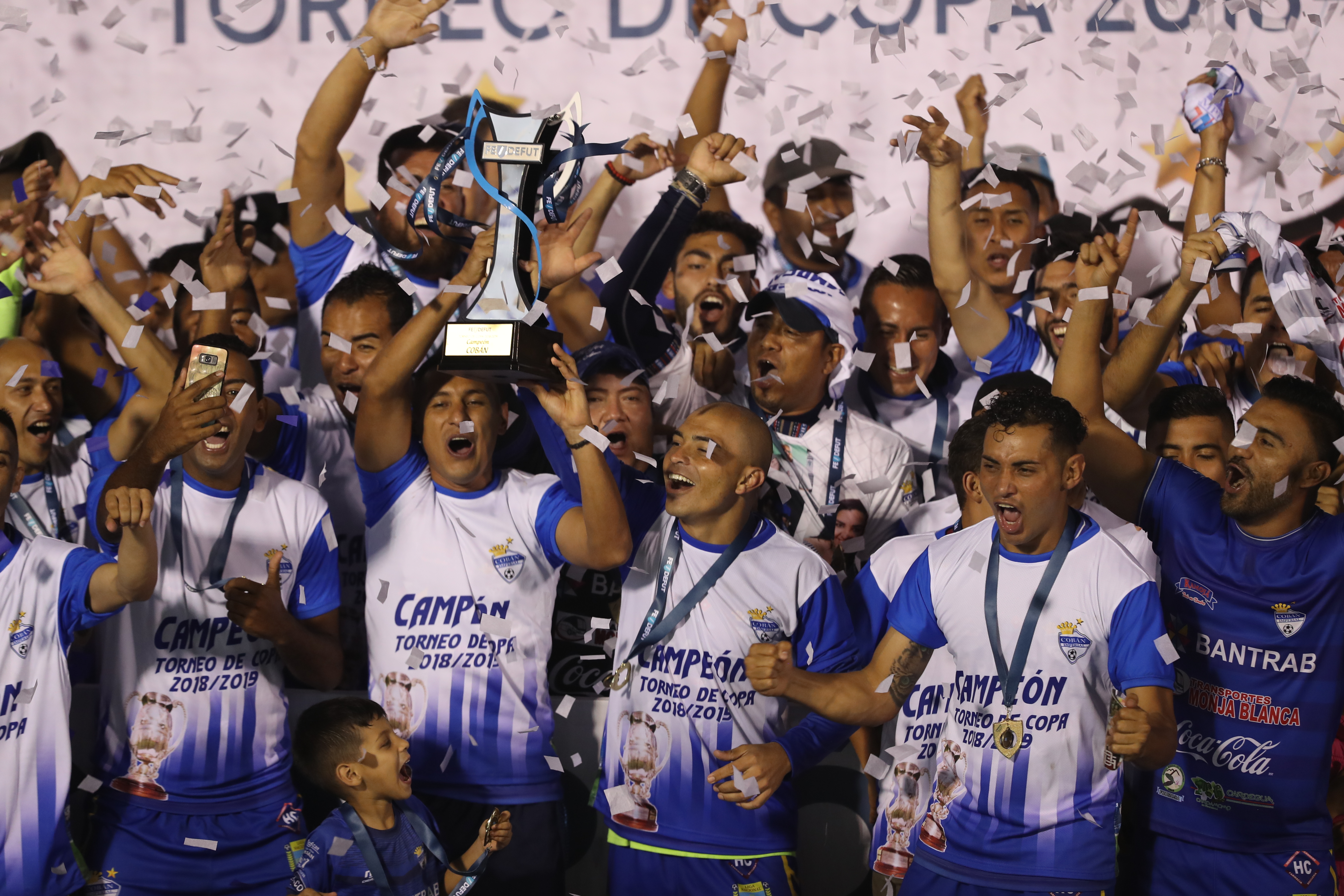 Los jugadores del plantel de Cobán Imperial celebran con el trofeo de campeón del Torneo de Copa. (Foto Prensa Libre: Francisco Sánchez) 