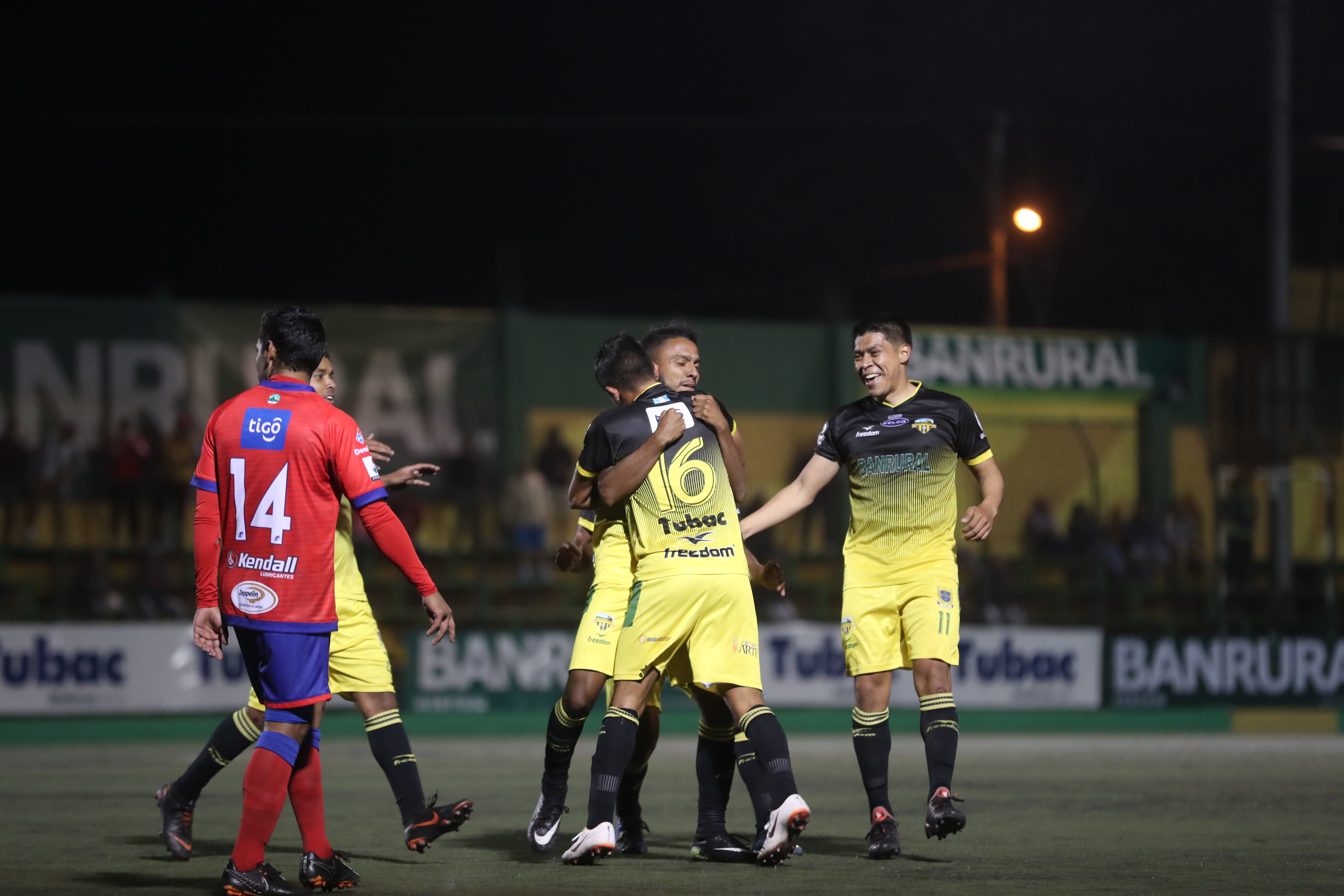 Los jugadores de Petapa festejan el gol con Gerson Gómez. (Foto Prensa Libre: Edwin Fajardo)
