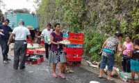 Curiosos se las ingenian para recoger el alimento, en Dolores, Petén. (Foto Prensa Libre: Walfredo Obando).