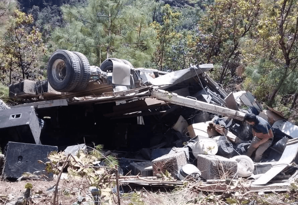 El camión en el que viajaba la agrupación Unción en la Alabanza quedó destruido. (Foto Prensa Libre: Héctor Cordero).