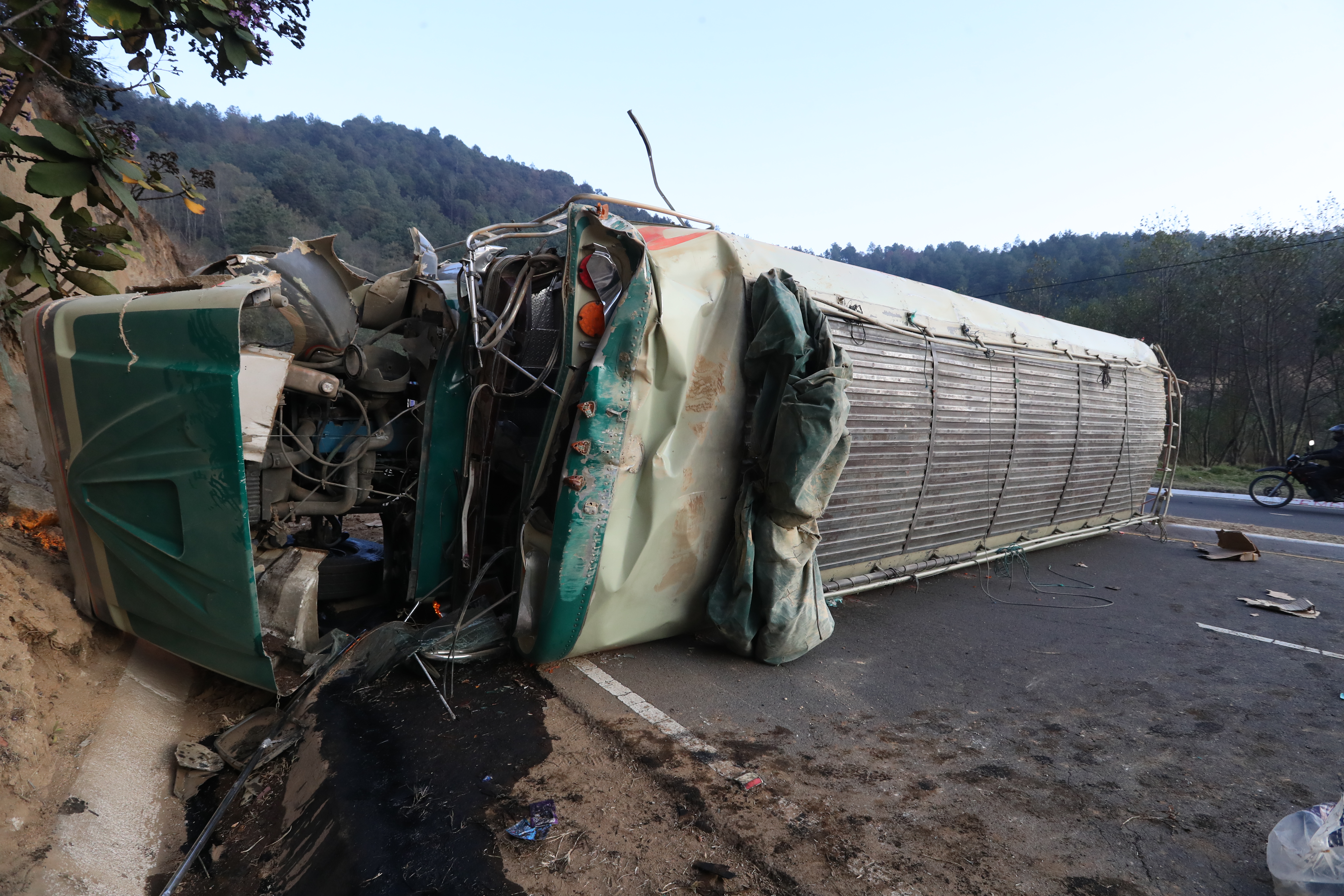 Un bus de los Transporte Santa Rita volcó en el kilómetro 184 de la ruta Interamericana. (Foto Prensa Libre: Mynor Toc)