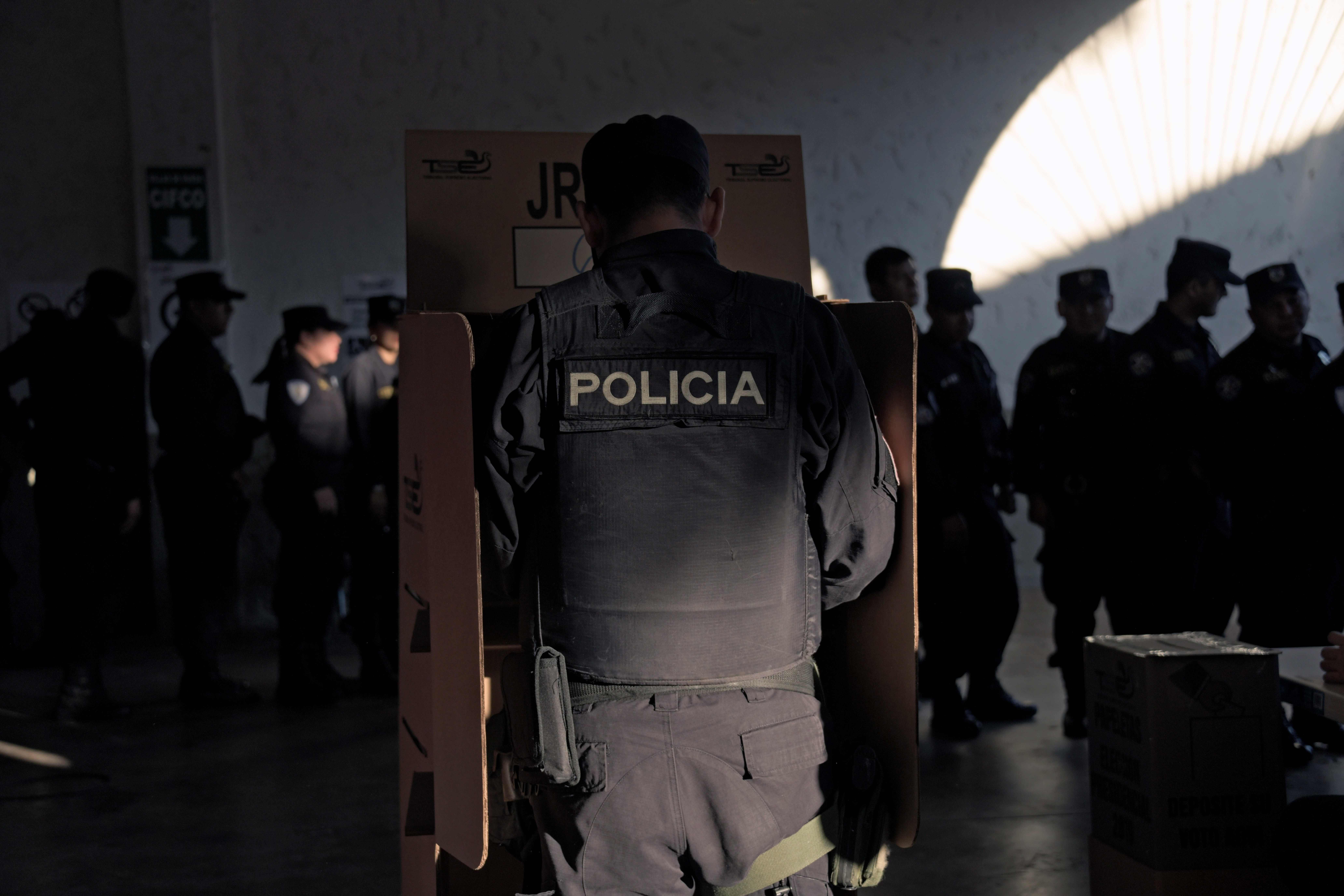 23 mil agentes de la Policía Nacional Civil fueron desplegados para brindar seguridad durante las elecciones en El Salvador. (Foto Prensa Libre:  AFP)