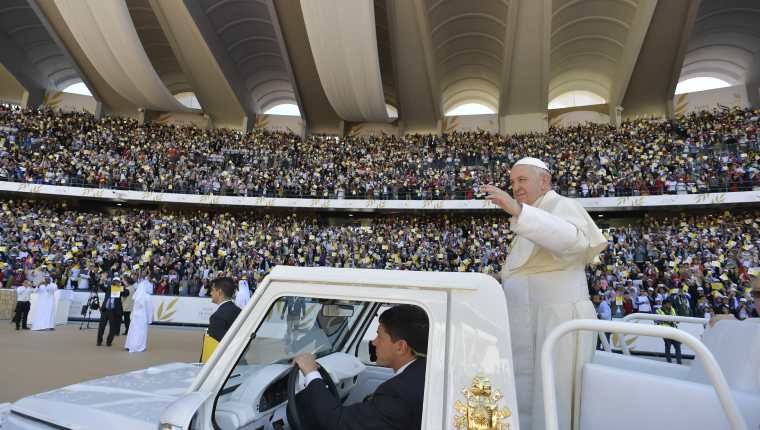 Francisco ofició una misa ante 170 mil personas al término de su visita a la región.  (Foto Prensa Libre: AFP)