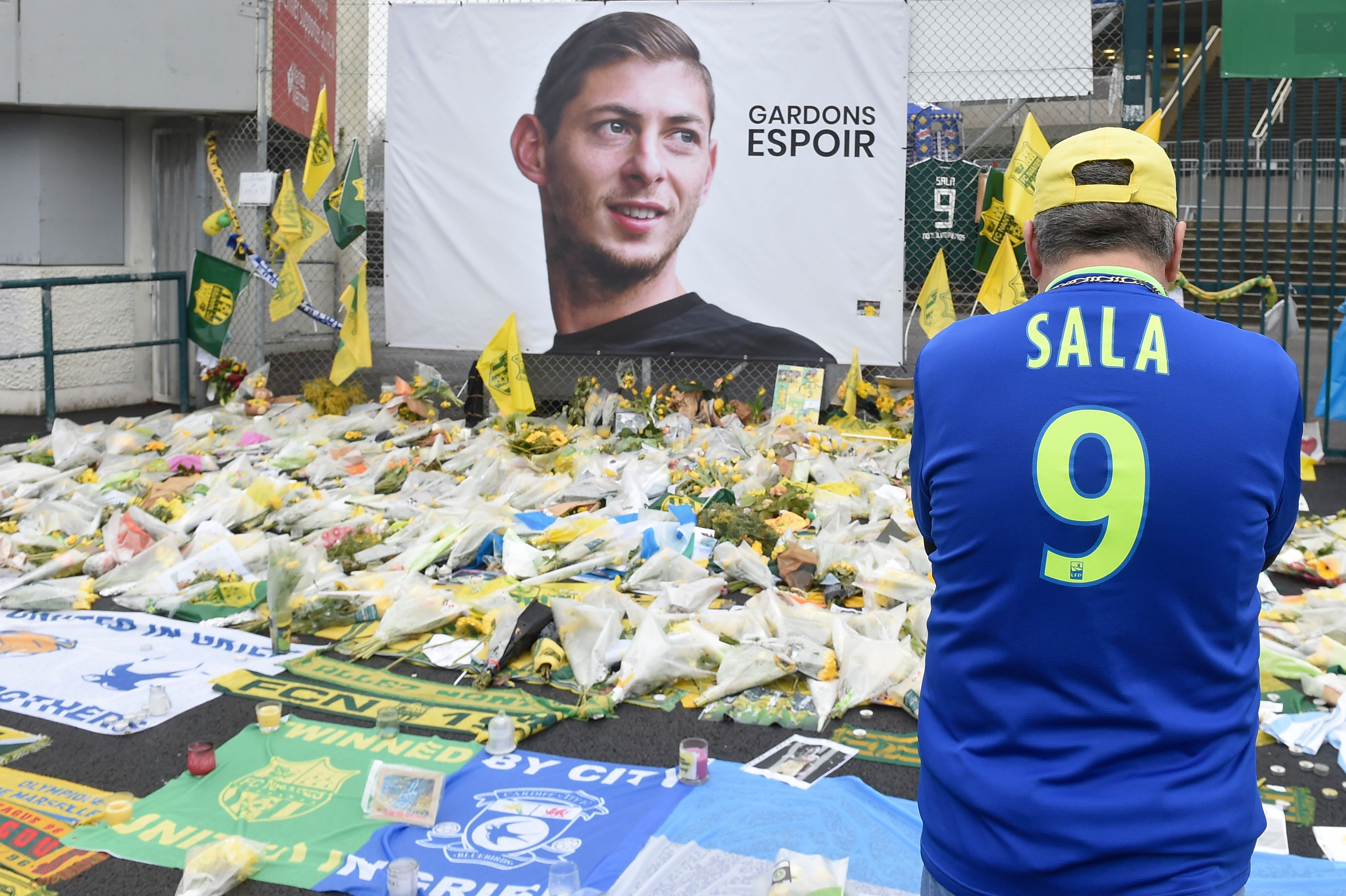 Los aficionados del Nantes han llevado flores en homenaje a Emiliano Sala. (Foto Prensa Libre: AFP)