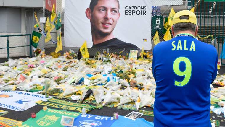 Los aficionados del Nantes han llevado flores en homenaje a Emiliano Sala. (Foto Prensa Libre: AFP)