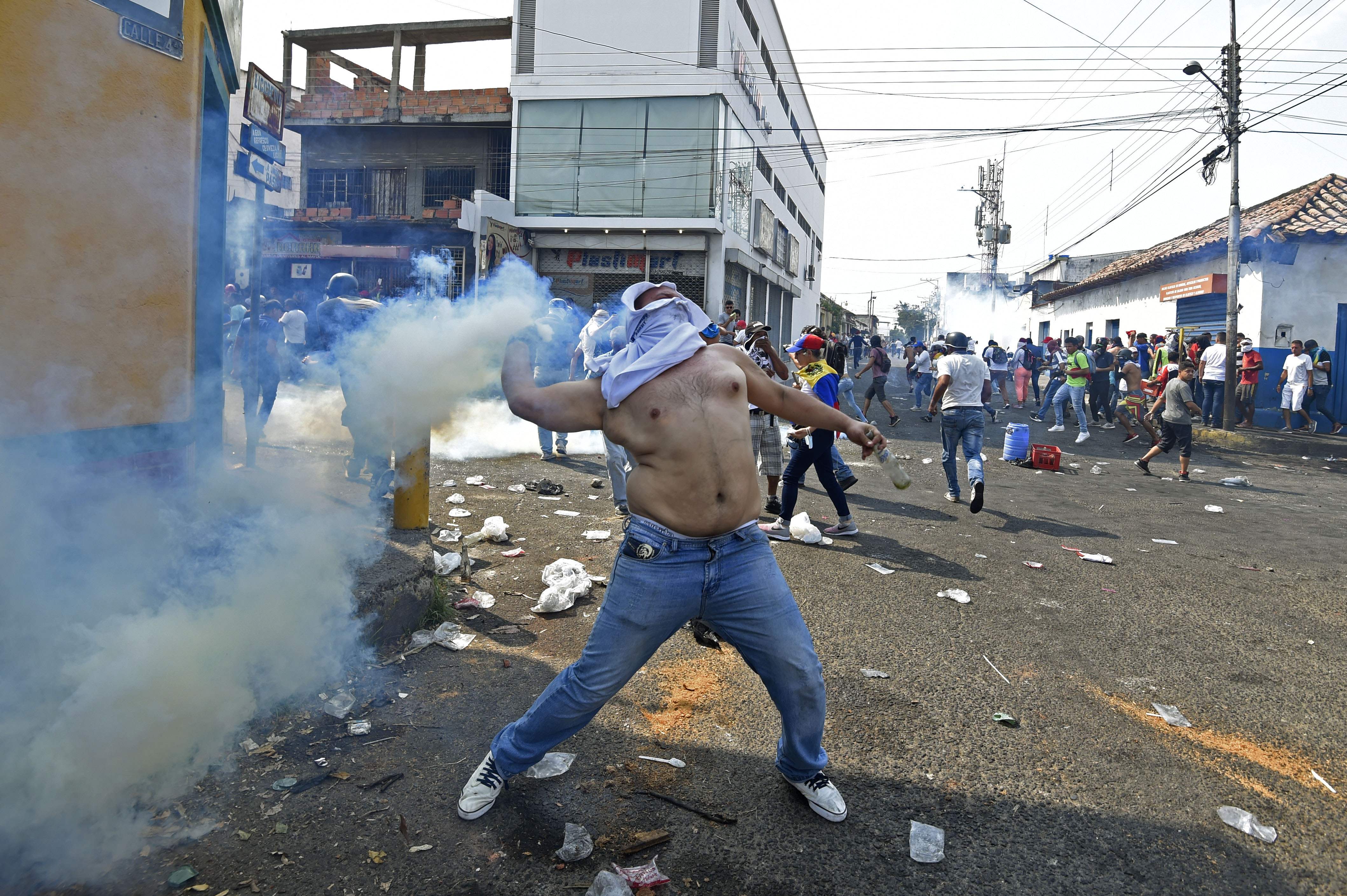 Venezuelans hold a protest in the border city of Urena, Tachira, after President Nicolas Maduro's government ordered a temporary close-down of the border with Colombia on February 23, 2019. - Venezuela braced for a showdown between the military and regime opponents at the Colombian border on Saturday, when self-declared acting president Juan Guaido has vowed humanitarian aid would enter his country despite a blockade (Photo by JUAN BARRETO / AFP)