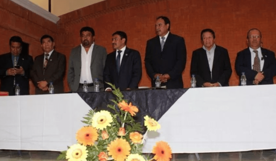 Greymar Manolo Méndez García, exalcalde de El Tejar, Chimaltenango (centro), parte de su Concejo y algunos parientes fueron ligados a proceso penal por contrataciones anómalas durante su administración. (Foto Hemeroteca PL)