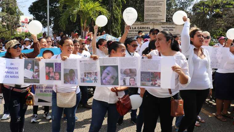 Vecinas que también apoyaron la marcha muestran su apoyo al pediatra Joshua Alberto Romero. (Foto Prensa Libre: José Boya). 
