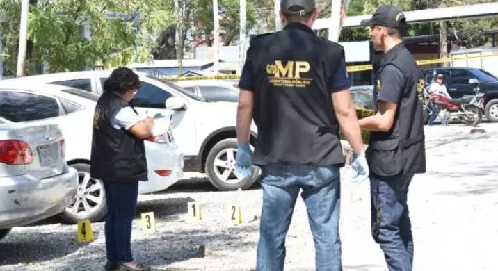 Fiscales del Ministerio Público y agentes de la PNC recaban evidencias en el lugar donde atacaron a pediatra. (Foto Prensa Libre: Mario Morales)