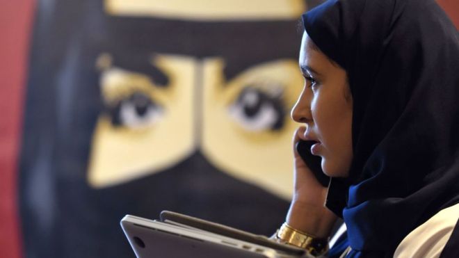 Cierta tecnología podría favorecer el control de los hombres sobre las mujeres en Arabia Saudita. (Foto Prensa Libre: Fayez Nureldine/Getty Images)
